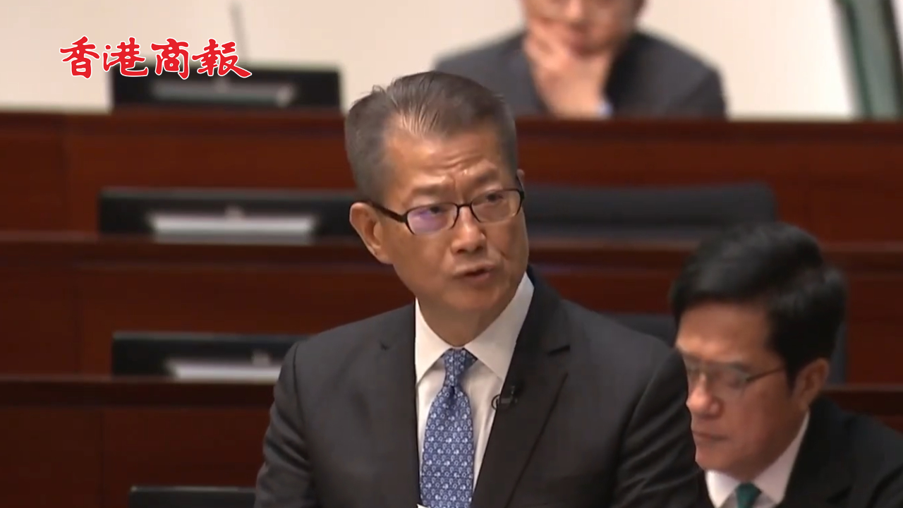 有片丨【財(cái)政預(yù)算案】香港享官俸者一律凍薪！削減約1萬(wàn)個(gè)職位