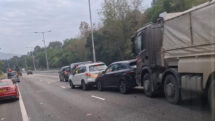 元朗公路近十八鄉(xiāng)交匯處7車相撞 九巴及龍運途經(jīng)路線班次或延誤