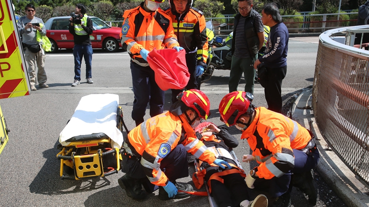 疑車門未關(guān)好釀意外 中區(qū)花園道跟車工人跌落貨車