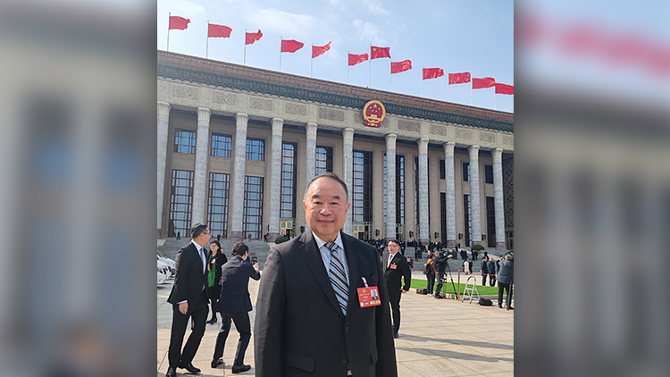 余鵬春：政府工作報告直面問題和挑戰(zhàn)