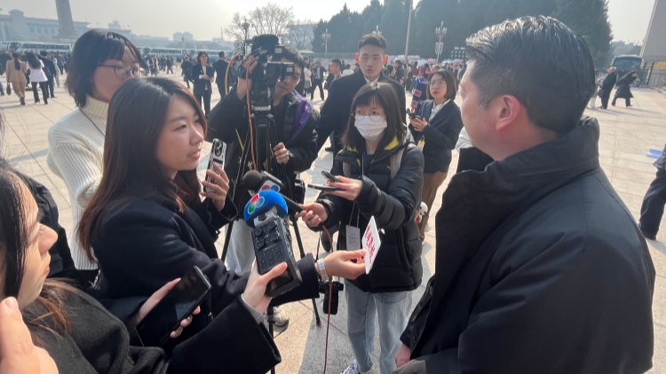 兩會(huì)觀察｜輕裝上陣的記者們，如何用「輕」工具記錄「重」時(shí)代？