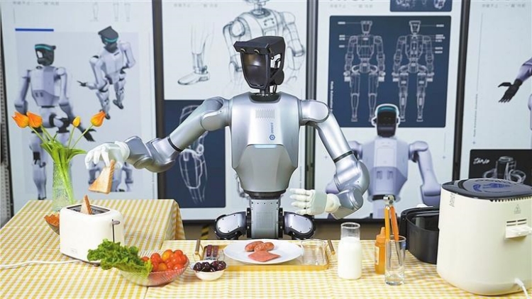 深圳發(fā)布直膝行走機(jī)器人：會做早餐還能接待客人