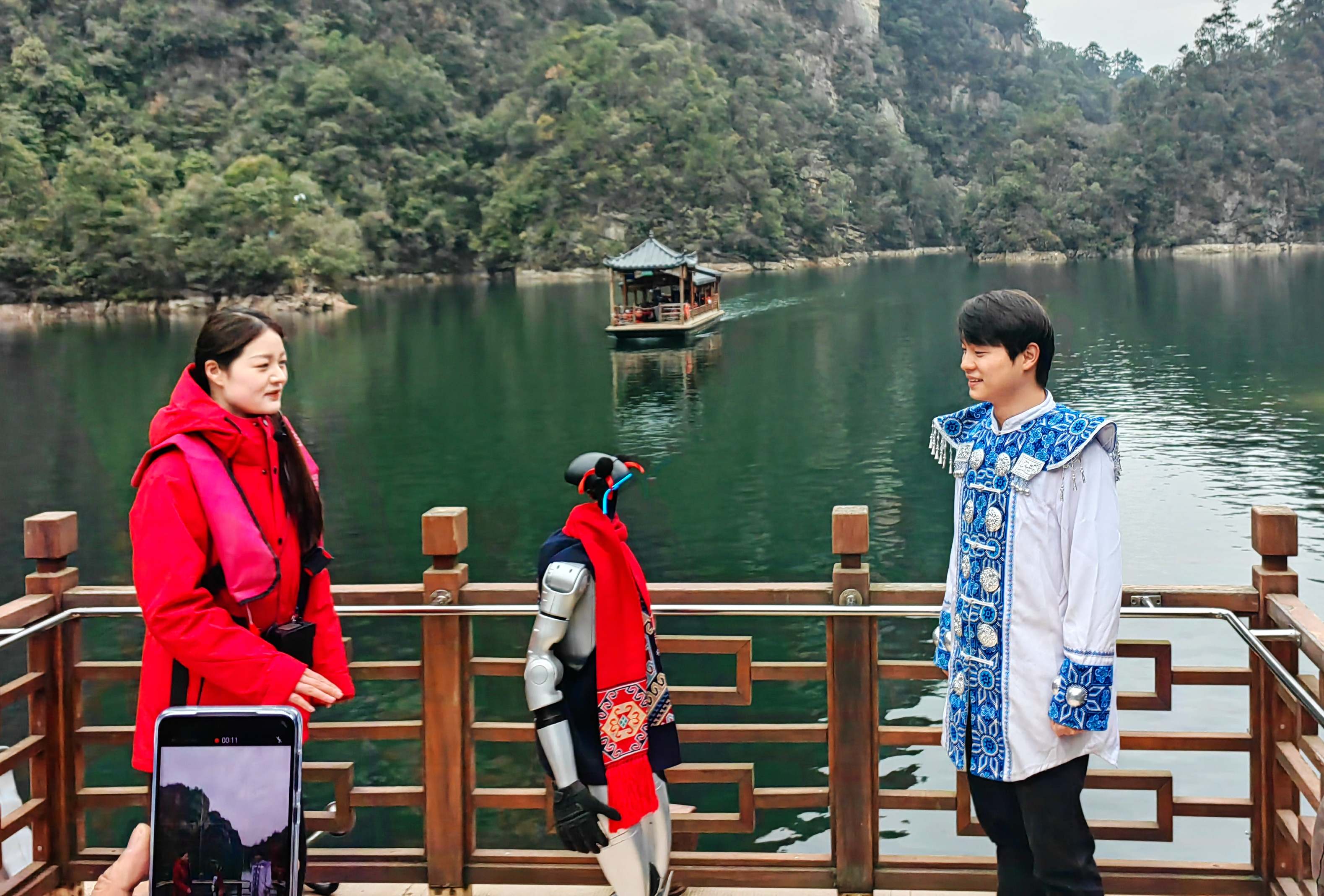 科技之光閃耀奇山異水 張家界景區(qū)首現(xiàn)「機(jī)械人」