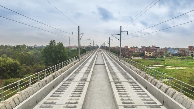 廣湛高鐵茂名段無(wú)砟軌道完工