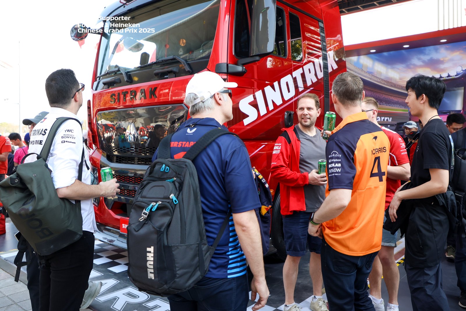 中國重汽F1賽事展區(qū)驚現(xiàn)「機械戰(zhàn)甲」！這輛卡車什麼來頭？