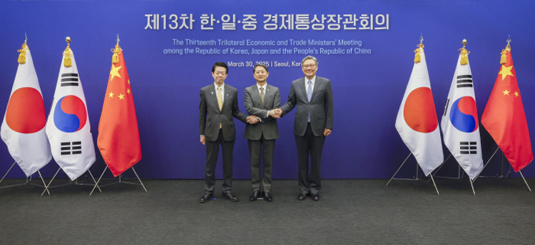 第13次中日韓經(jīng)貿(mào)部長(zhǎng)會(huì)議在韓國(guó)首爾舉行