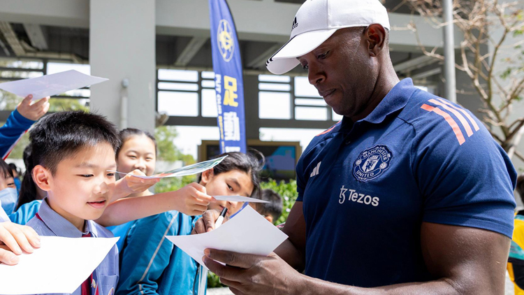 曼聯(lián)名宿約基校訪與學生切磋球技