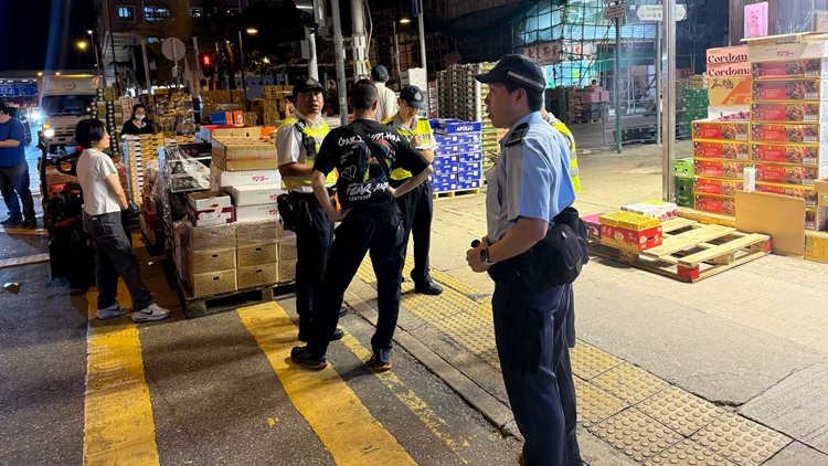 警方聯(lián)同食環(huán)署於油麻地打擊阻街 發(fā)14張告票