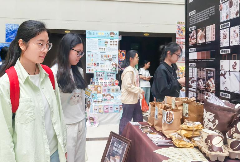 閩南科技學(xué)院：「畢業(yè)設(shè)計展+人才推介會」助推畢業(yè)生高質(zhì)量就業(yè)