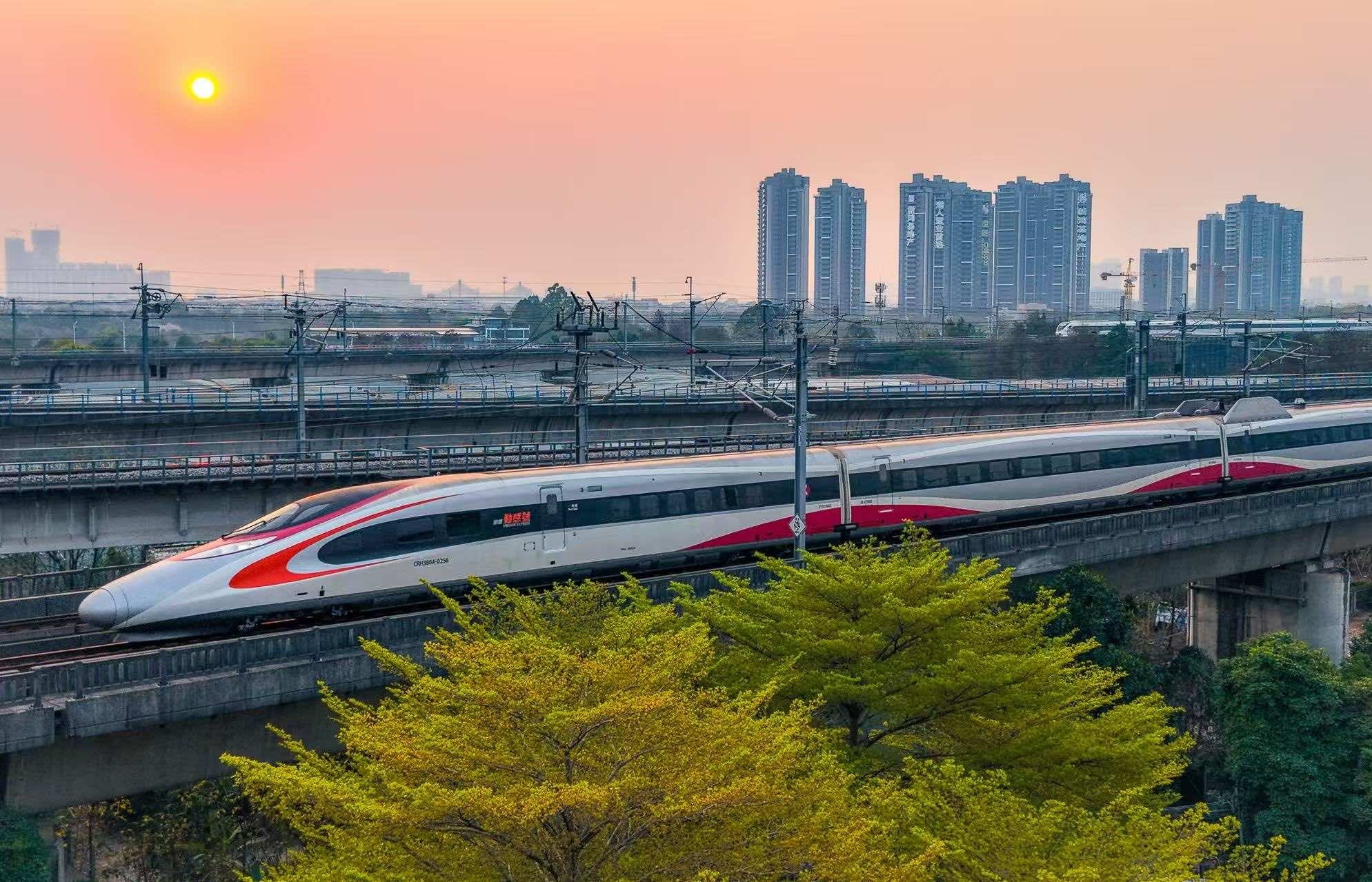 「五一」假期廣鐵將加開(kāi)2490餘趟旅客列車