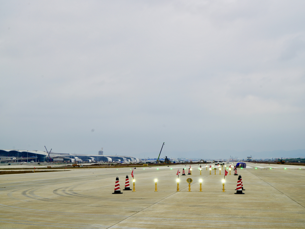 穗白雲(yún)機(jī)場(chǎng)第五跑道順利亮燈