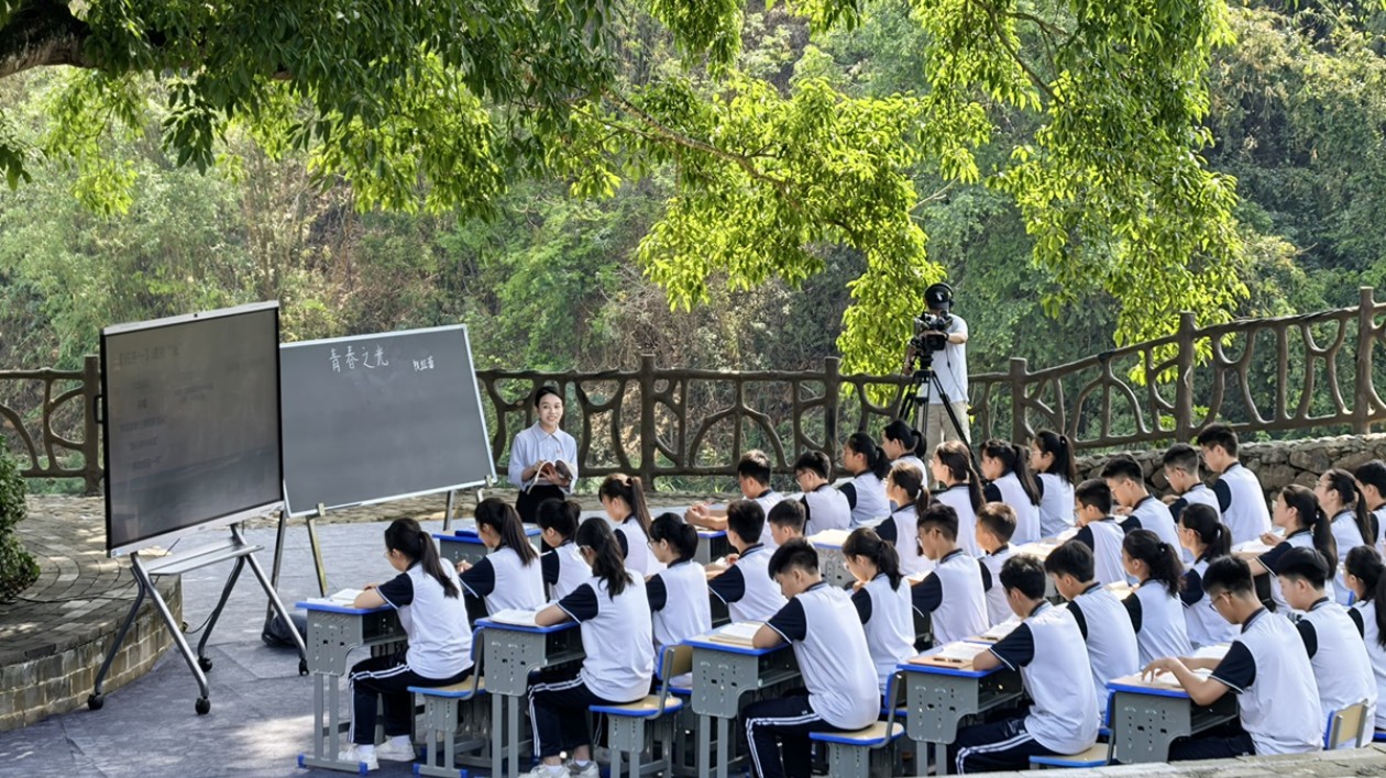 優(yōu)秀品質(zhì)照亮青年前行之路 桂百色舉行《青春之光》現(xiàn)場課及座談會