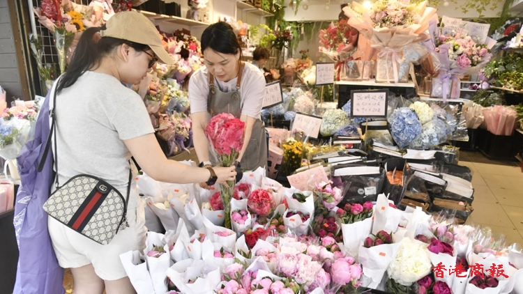 圖集 | 母親節(jié)消費(fèi)市道暢旺 每家平均花300元買花