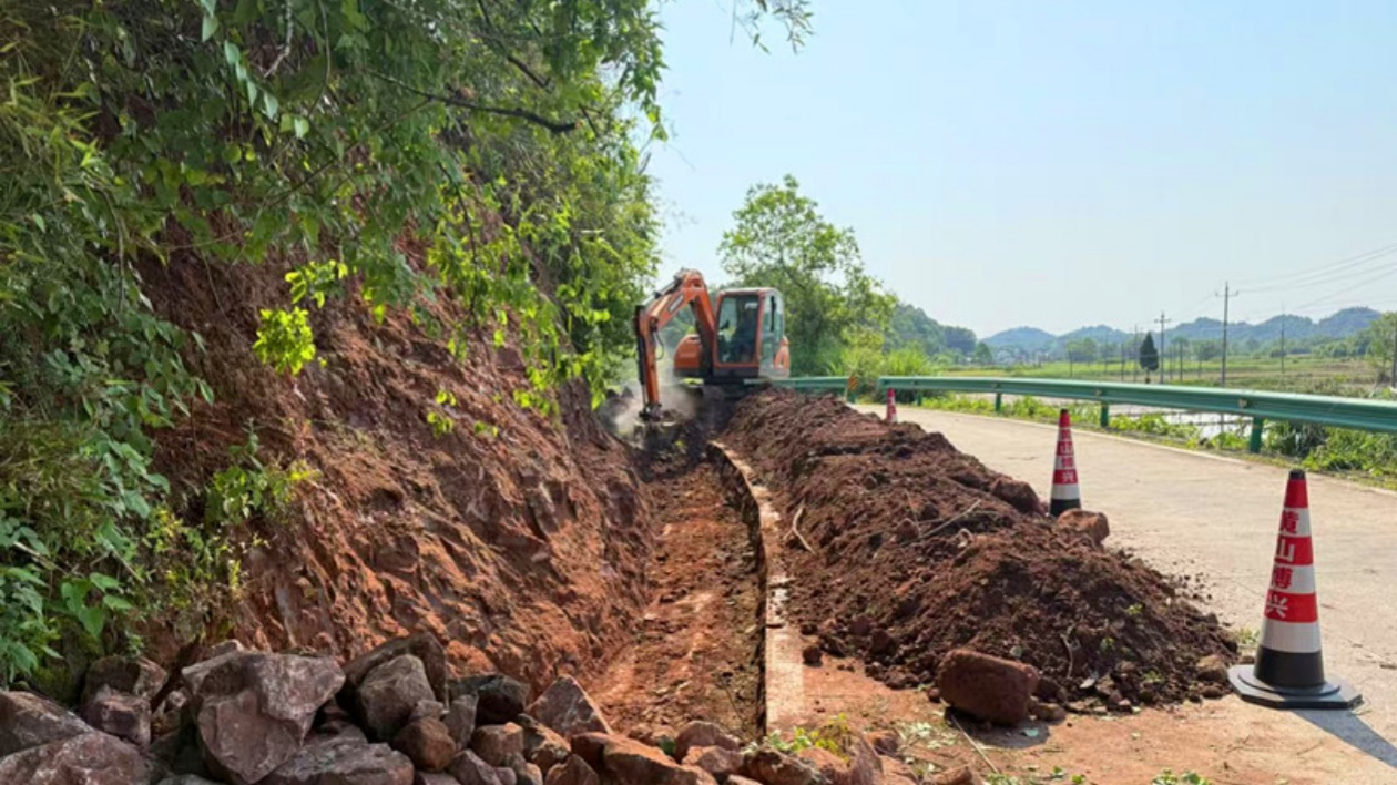 皖休寧公路：未雨綢繆強養(yǎng)護  清疏溝涵保安全