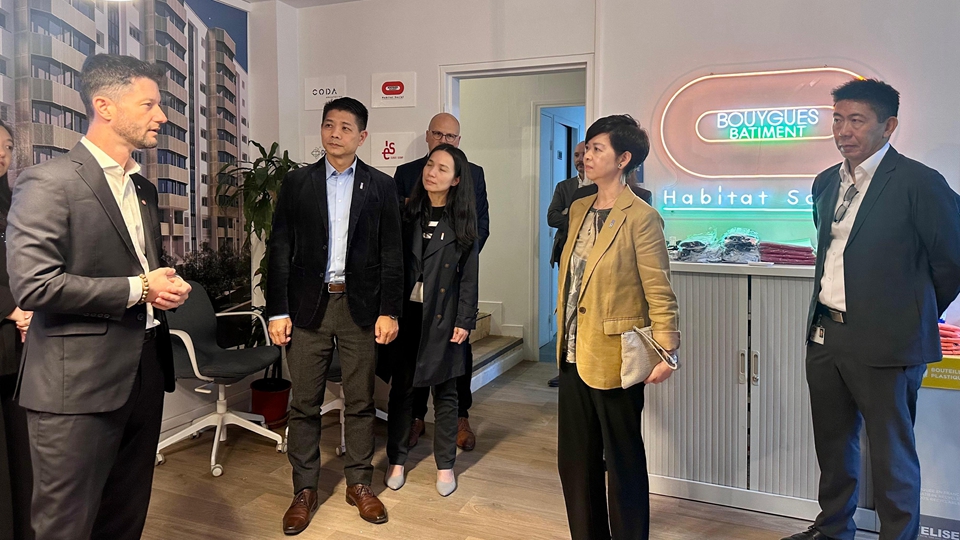 何永賢訪問巴黎 分享房委會重建舊公共屋邨經(jīng)驗(yàn)