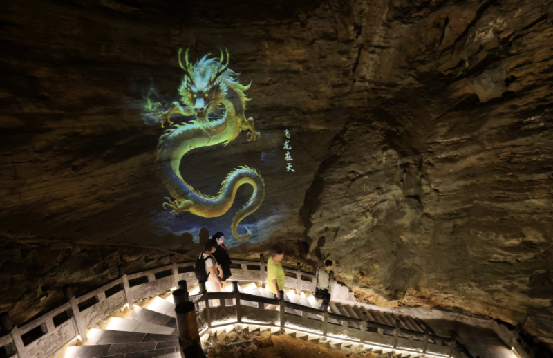 湖南張家界：黃龍洞景區(qū)光影升級打造炫彩「燈光秀」