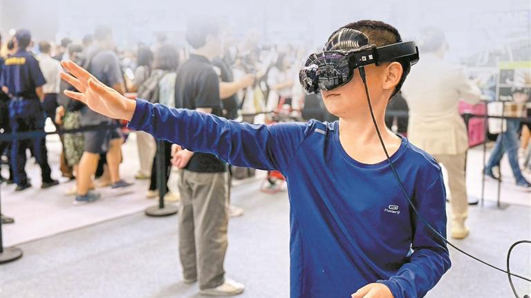 「看」見未來！1000+顯眼包亮相 首個(gè)聚焦智能終端垂直領(lǐng)域的專業(yè)展會在深開幕