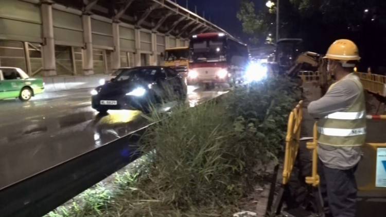 屯門公路爆水管路段29日晚暫時(shí)封閉 進(jìn)行永久路面復(fù)修工程