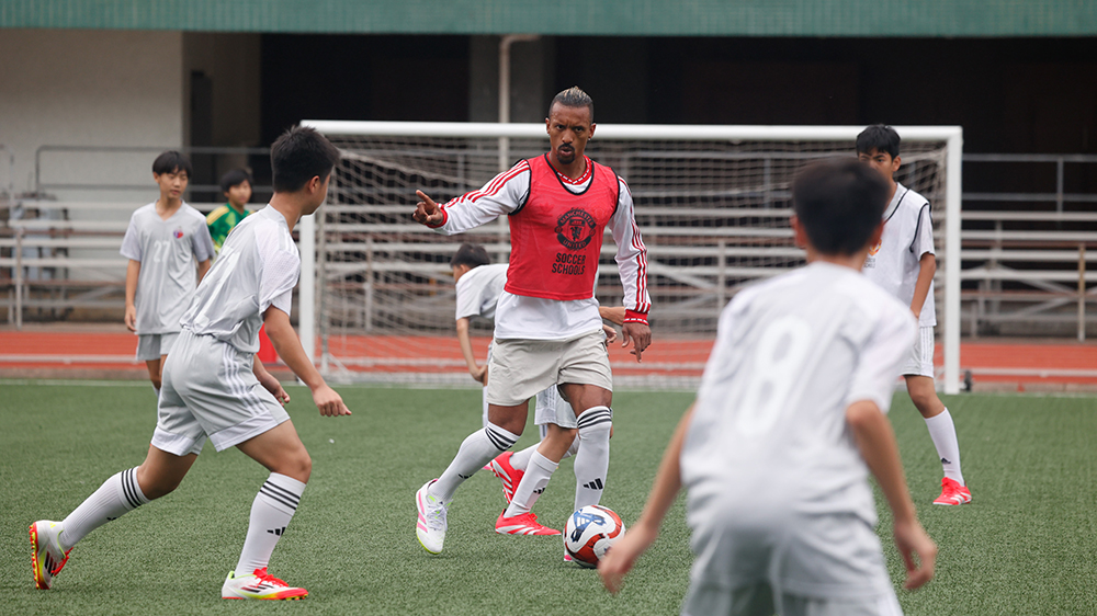 曼聯(lián)名宿蘭尼訪港 傳授技巧給喇沙書院年輕學員