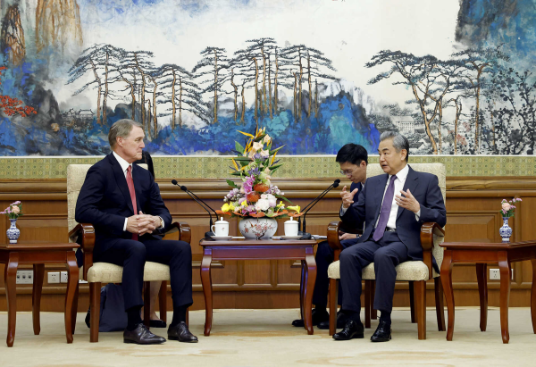 王毅會(huì)見美國(guó)新任駐華大使龐德偉