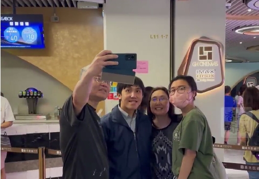 有片 | 連續(xù)兩戲院倒閉 市民打卡留念：可惜！要多支持電影業(yè)