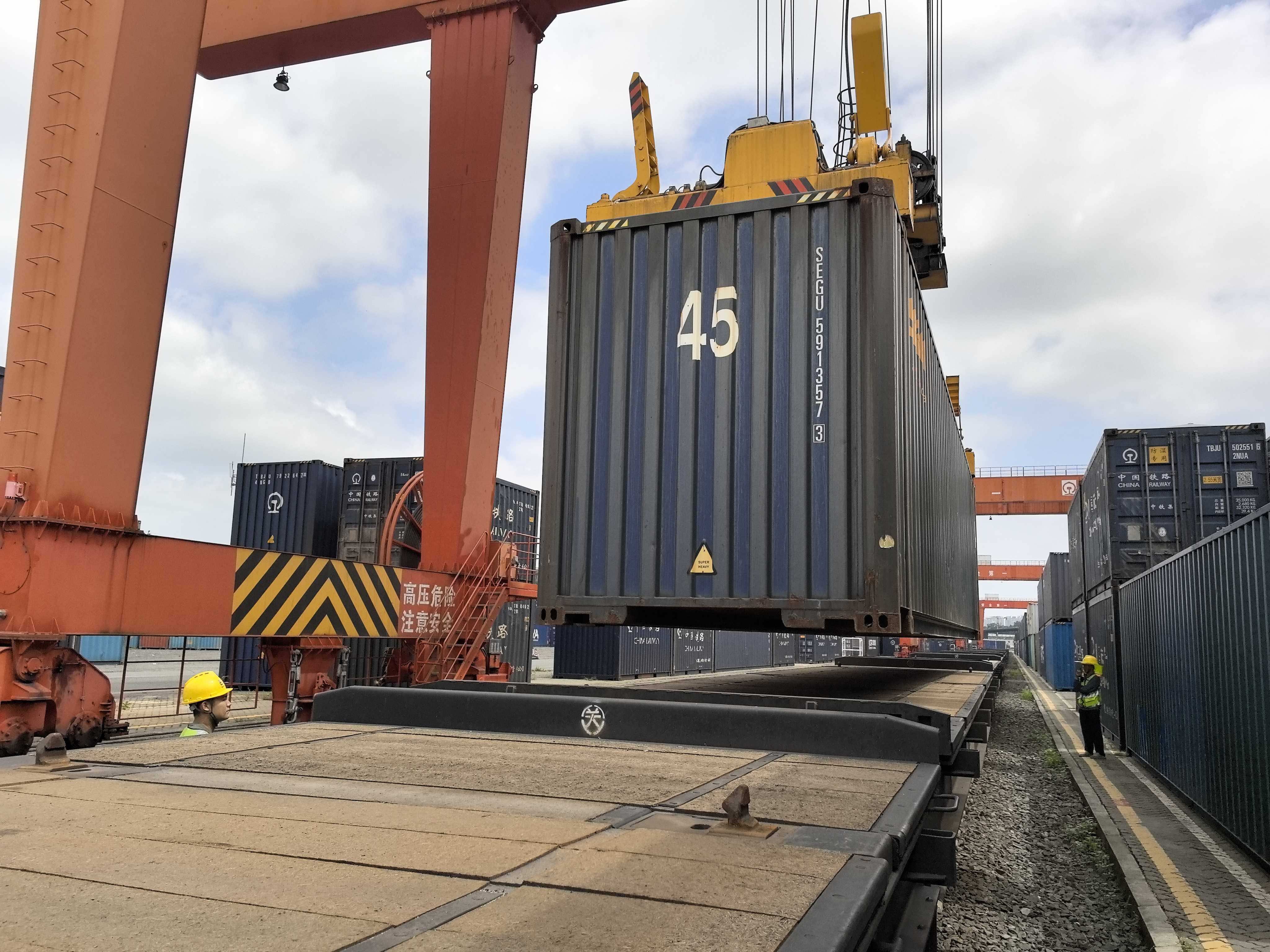 大灣區(qū)開出首趟「內(nèi)陸堆場+站內(nèi)專列」模式汽車鐵海聯(lián)運班列 