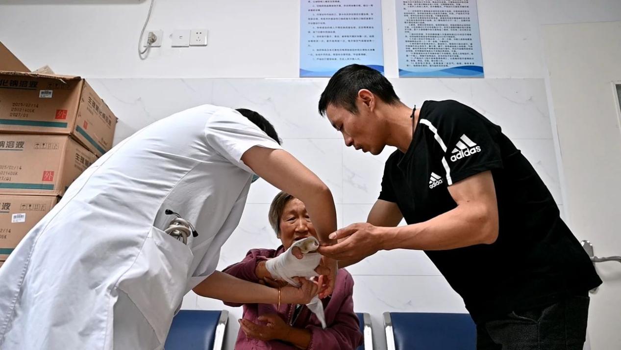 祁門公安鐵騎雨幕疾馳！蛇傷患者與生命競速
