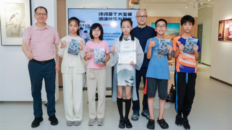 AI助力創(chuàng)作靈感 《洛妤的詩詞尋寶圖》新書分享會在深舉辦