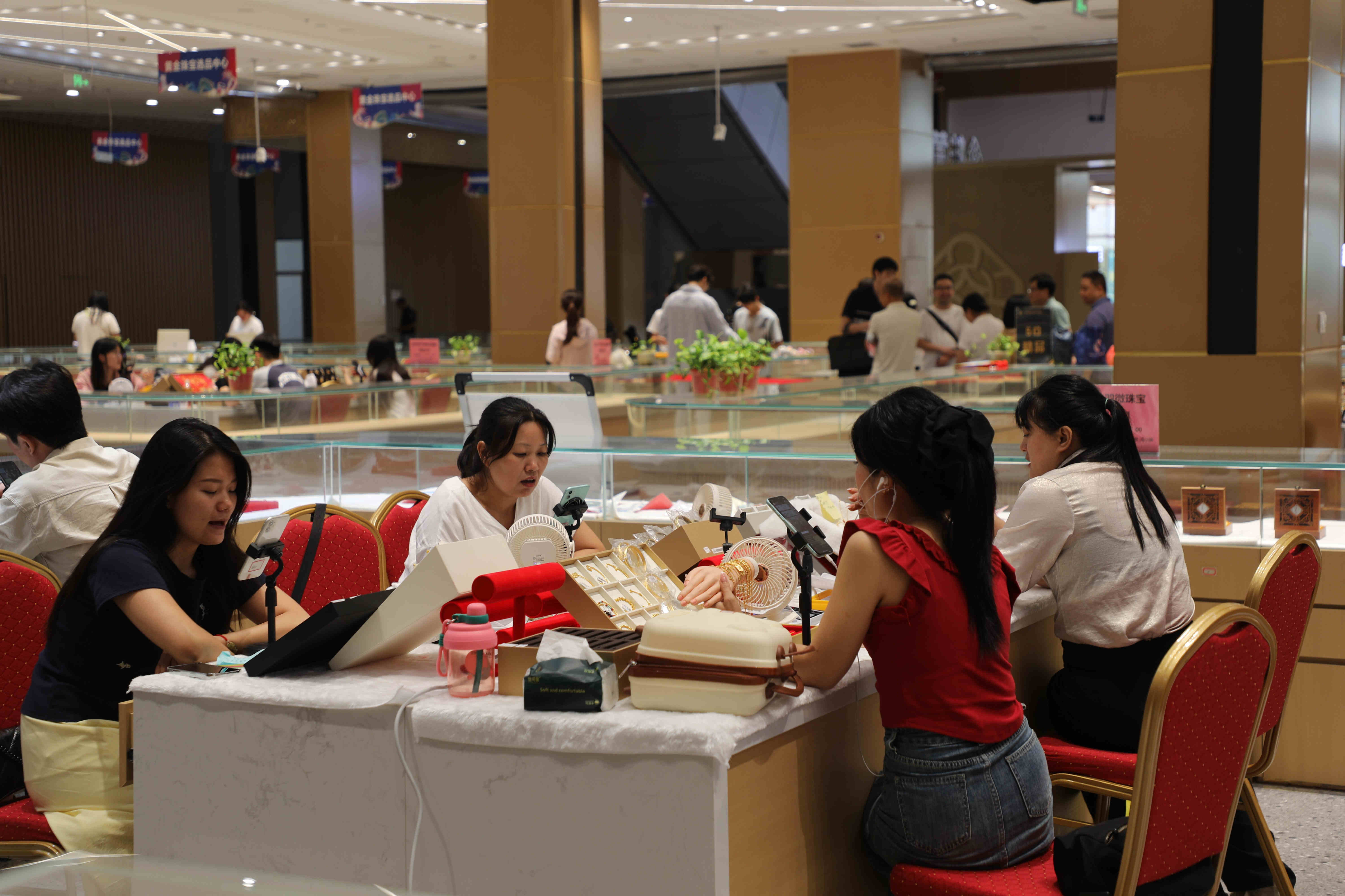 桂賀州平桂區(qū)：「產(chǎn)業(yè)帶+直播」助黃金珠寶熱銷雲(yún)端