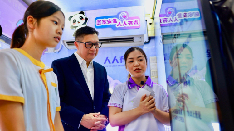 鄧炳強參觀校園國安宣傳車 指國安和文化傳承需代代接力