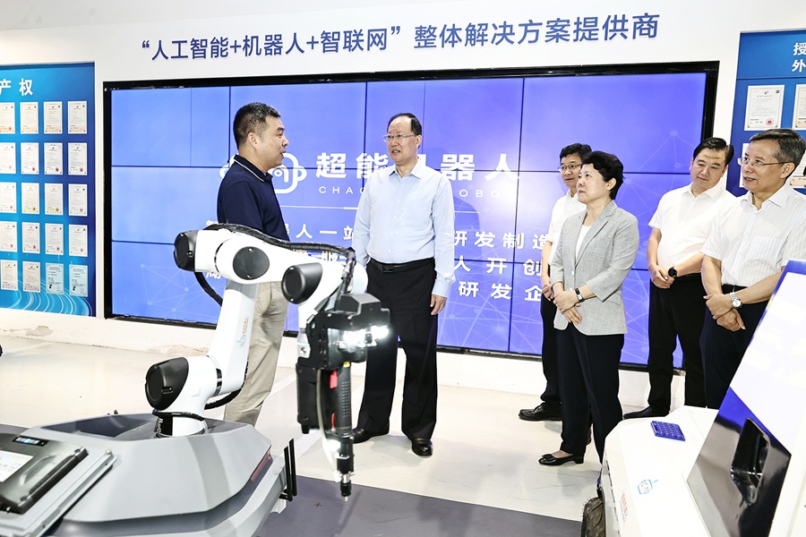 毛偉明在長(zhǎng)沙調(diào)研部分企業(yè)