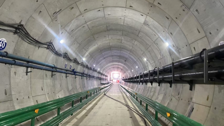 國內(nèi)首條下穿兩條機(jī)場(chǎng)跑道盾構(gòu)隧道正式貫通