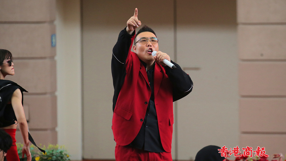 有片｜香港共慶回歸賽馬日 劉洋唱我恨我癡心