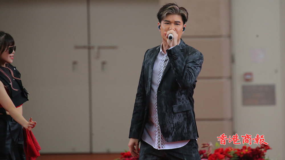 有片｜香港共慶回歸賽馬日 張與辰唱餓狼傳說