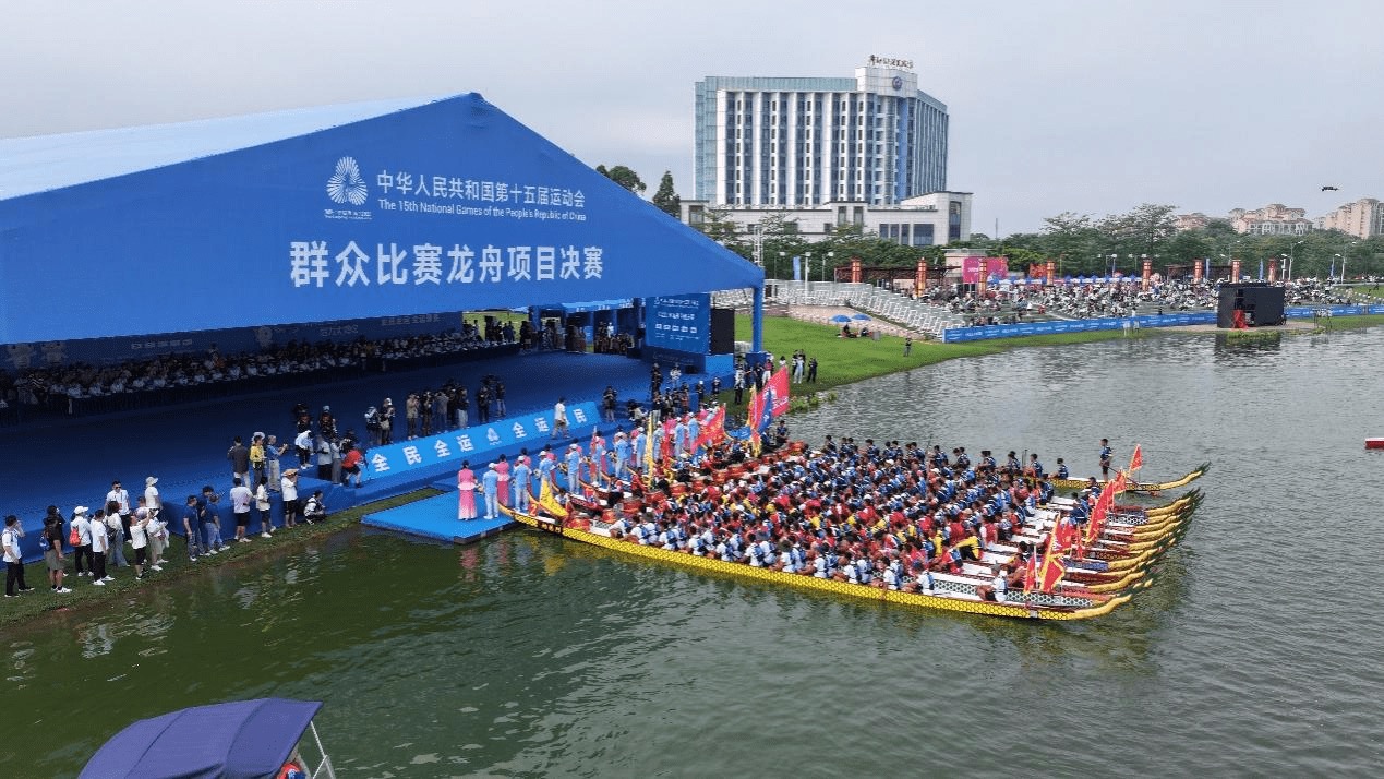 首創(chuàng)粵港澳聯(lián)隊(duì)十五運(yùn)會(huì)群眾比賽龍舟項(xiàng)目決賽佛山開賽