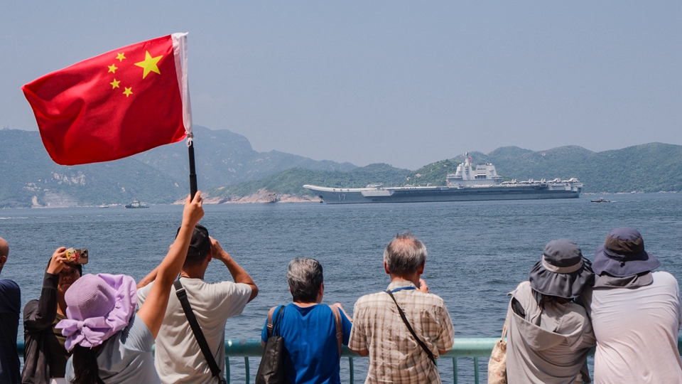 多圖｜大批市民送別山東艦航母編隊