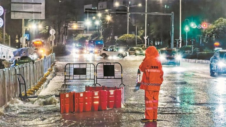 颱風(fēng)外圍環(huán)流激發(fā)深圳四輪強(qiáng)雷雨