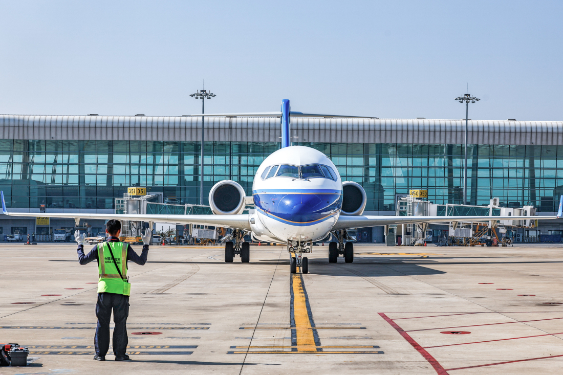 有片︱國(guó)產(chǎn)C909客機(jī)南航運(yùn)營(yíng)五載 旅客運(yùn)輸量累計(jì)超440萬(wàn)人次