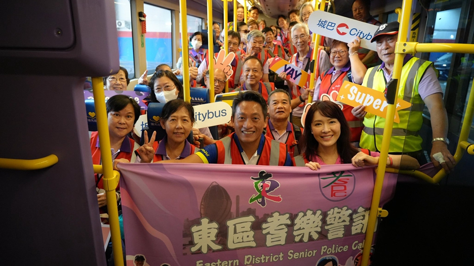 警方聯(lián)同港姐向海嵐等參觀城巴車廠 推廣長者行人安全