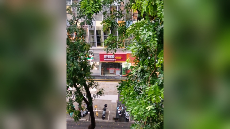 深圳市出現(xiàn)強(qiáng)降水