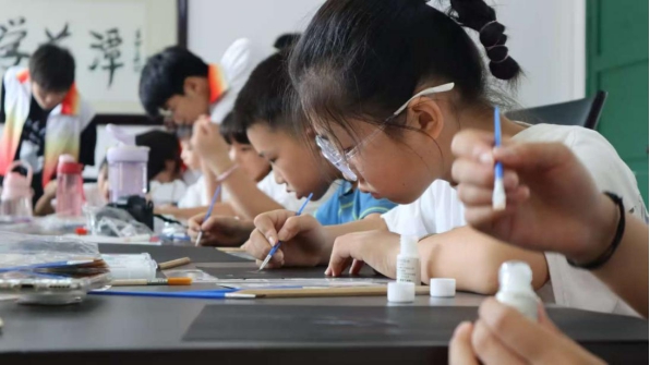 青春畫(huà)筆繪雙江 湖南大眾傳媒職院實(shí)踐團(tuán)以美育賦能鄉(xiāng)村振興