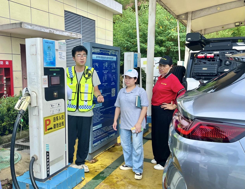 湖南高速湘鄉(xiāng)東服務(wù)區(qū)開(kāi)展充電樁與電動(dòng)車(chē)火災(zāi)應(yīng)急處置演練