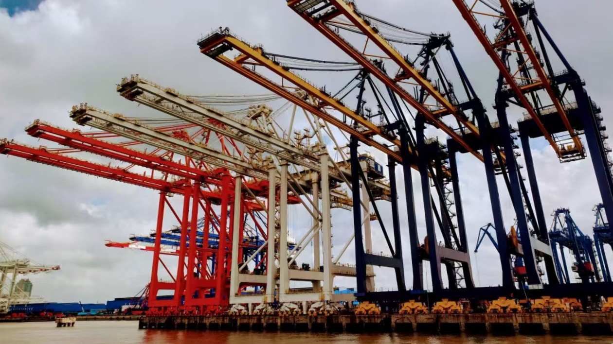 主動應對機遇挑戰(zhàn)  振華重工海外訂單同比超三成