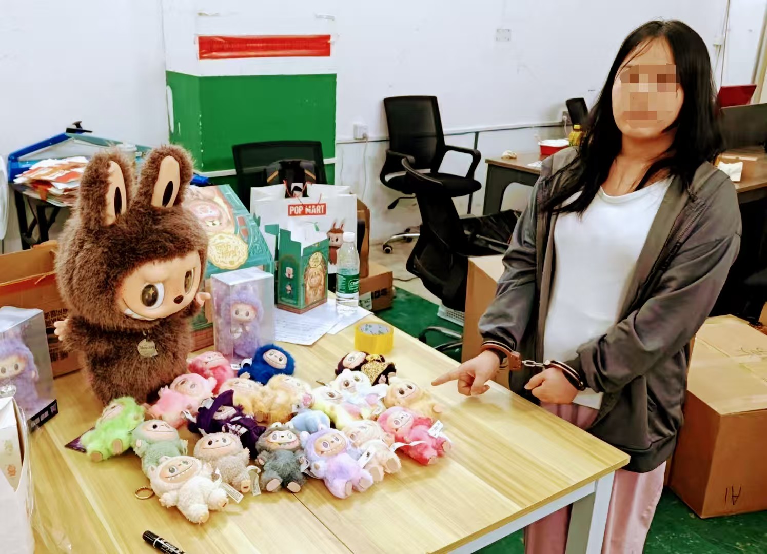 滬警方搗毀銷(xiāo)售「潮玩」假玩具犯罪團(tuán)夥涉金超1200萬(wàn)元