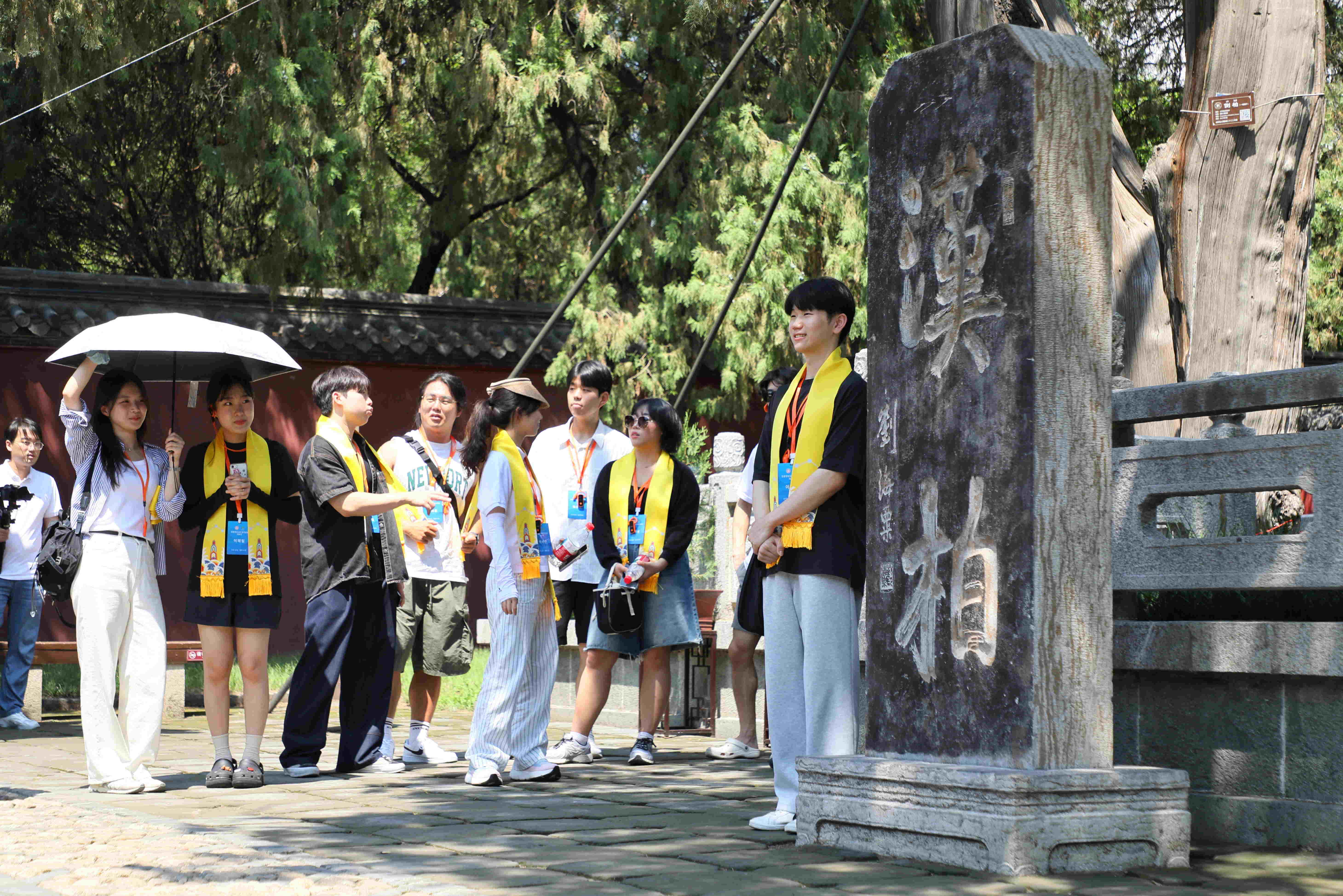 百名韓國(guó)青年逛岱廟、爬泰山：2025中韓青年大聯(lián)歡訪華團(tuán)抵山東泰安