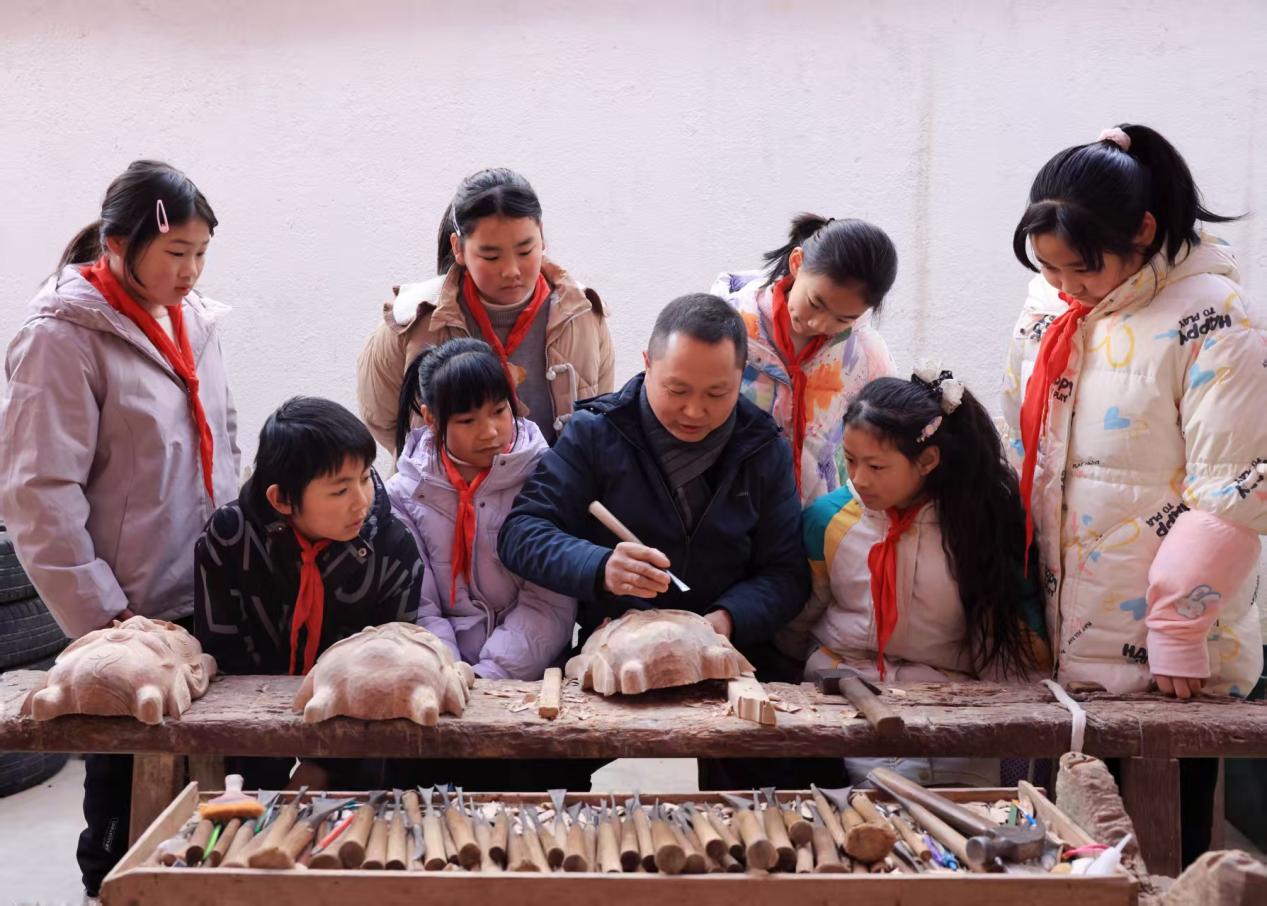 謝潤(rùn)華：匠心守藝三十載 徽州雕刻煥新生