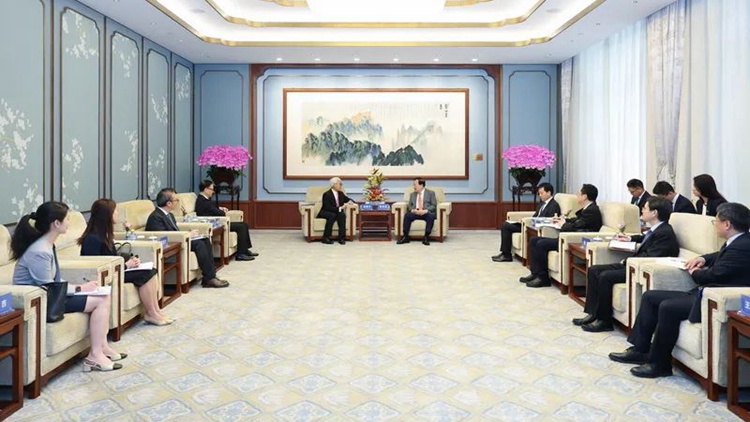 夏寶龍會見香港保監(jiān)局主席姚建華、行政總監(jiān)張雲(yún)正一行