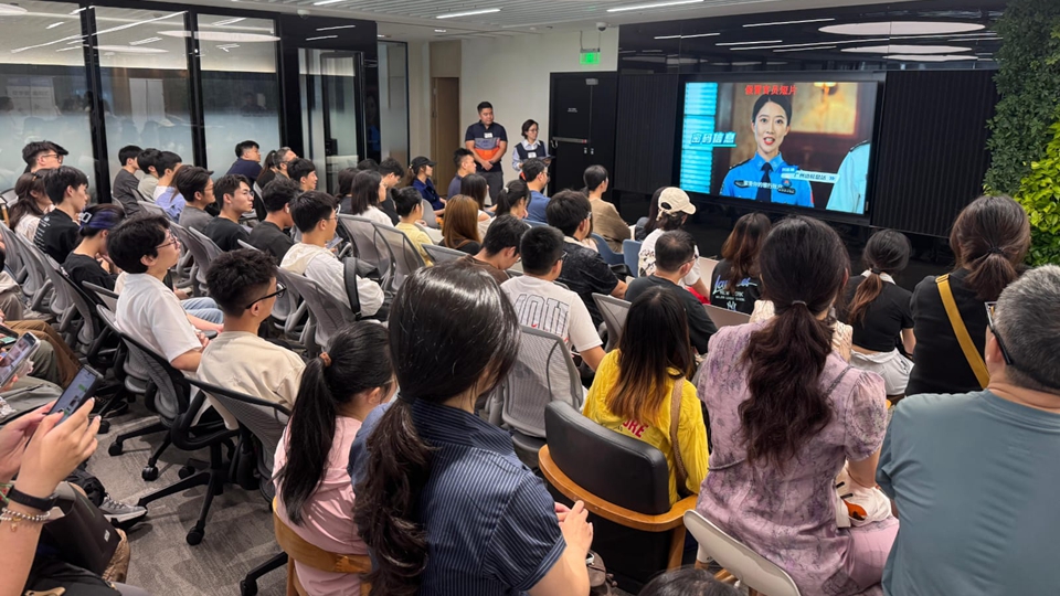 開學季警方推出雙軌防騙宣傳 助子女來港升學的內(nèi)地家長識別電騙