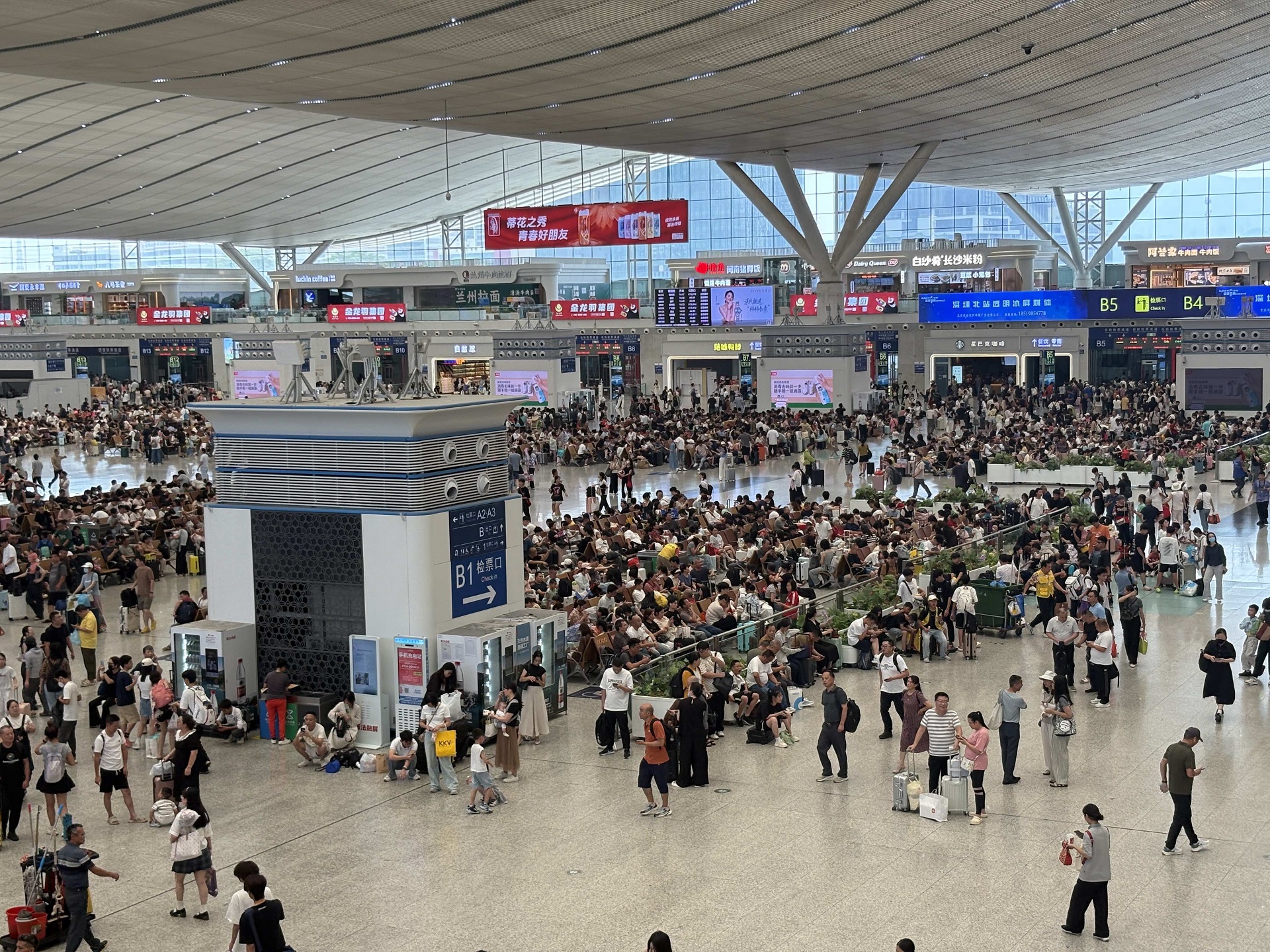 暑運(yùn)過半 國鐵廣州局發(fā)送旅客超6000萬人次 