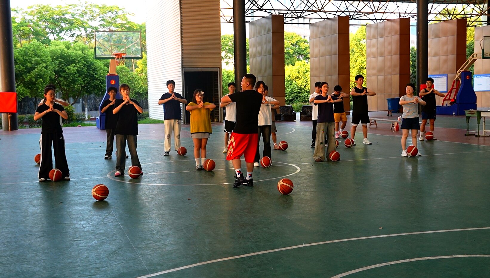 四川梓潼： 開設(shè)「青年夜校」籃球訓(xùn)練營  助力全民健身